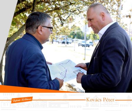 Kovács Péter polgármester és Pántya József helyettes államtitkár a terveket szemléli