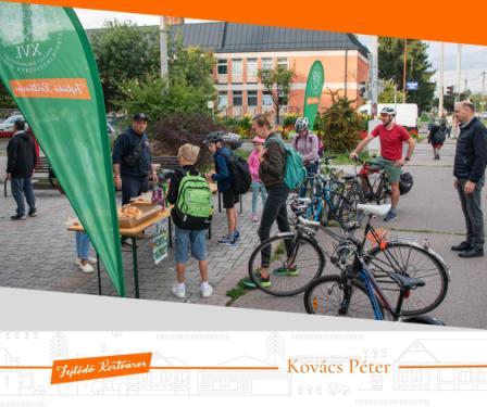 Sok biciklis reggelizik a bringás reggelin a Jókai Mór utcánál