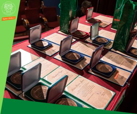 A képen a díjak láthatóak