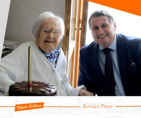 A száz éves Magdi néni és Kovács Péter polgármester mosolyognak