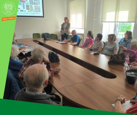 Meghívott előadó előadást tart a kiselőadóban