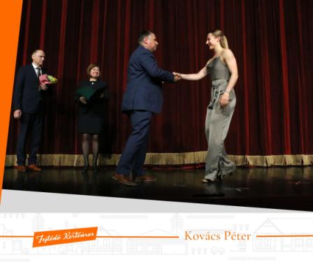 Kovács Péter polgármester átadja az év sportolója kitüntetést Simon Petra kézilabdázónak