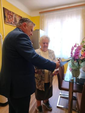 Kovács Péter polgármester köszönti Ica nénit