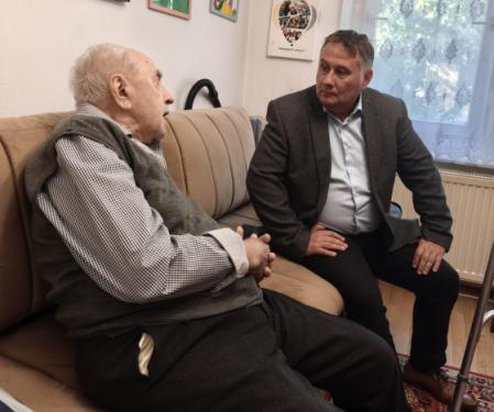 Sebestyén Lajos bácsi a polgármesterrel beszélget