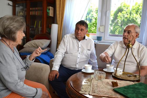 Kovács Péter polgármester beszélget az ünnepelttel és kedves feleségével