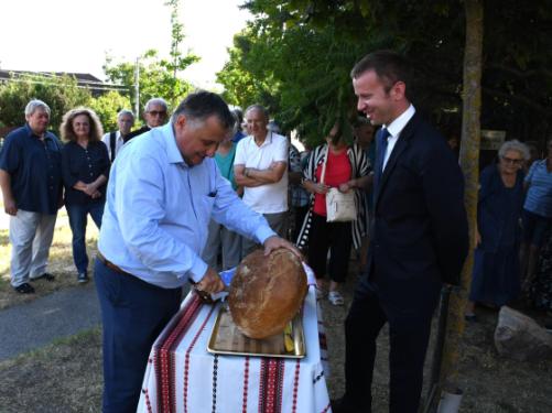 az újkenyér megszegése a Turul-szobornál