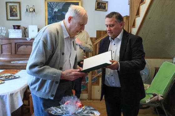 Kovács Péter polgármester köszönti Harangozó Imrét