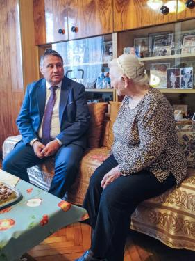 Barta Ferencnét köszöntötte Kovács Péter polgármester 90. születésnapja alkalmából