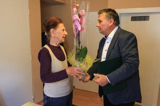 Kovács Péter polgármester köszönti Varga Sándorné Irénkét