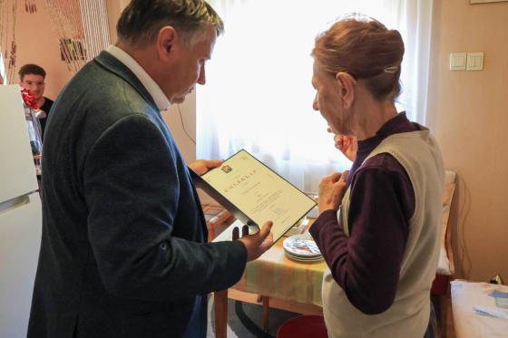 Kovács Péter polgármester köszönti Varga Sándorné Irénkét