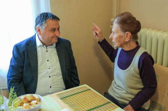 Kovács Péter polgármester köszönti Varga Sándorné Irénkét