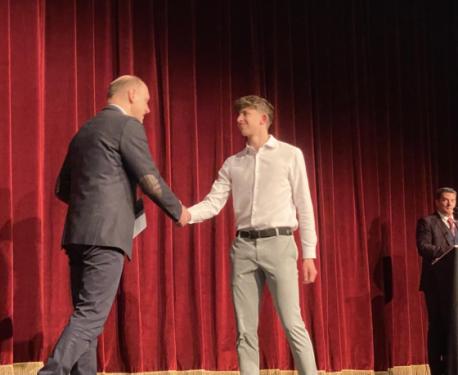 Szász József alpolgármester díjat ad át a Sportgálán