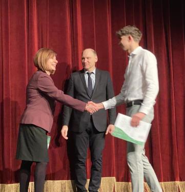 Ács Anikó alpolgármester díjat ad át a Sportgálán