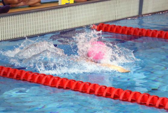 Gyermek tanul úszni