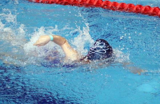 Gyermek tanul úszni