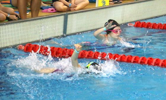 Gyermek tanul úszni