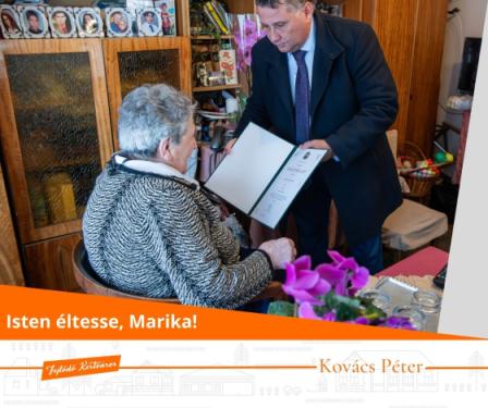 Kovács Péter polgármester átadja az oklevelet az ünnepeltnek