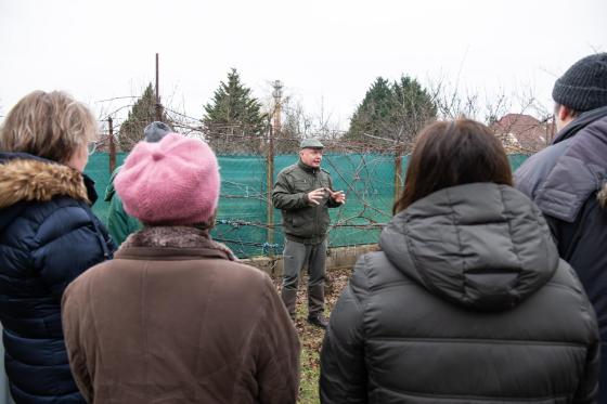 Ádám Attila István főkertész előadása közben