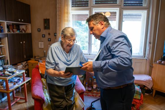 Kati néni átveszi az oklevelet