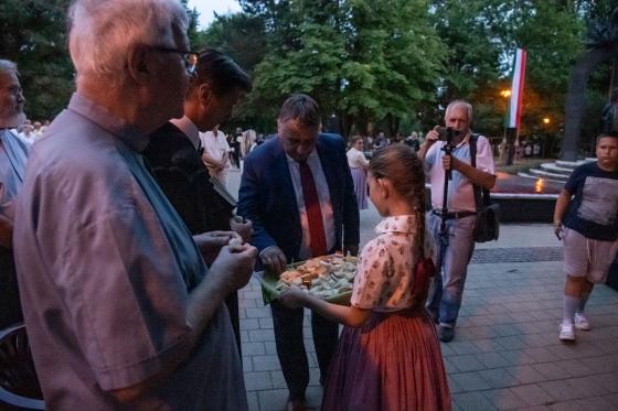 az újkenyér megkóstolása