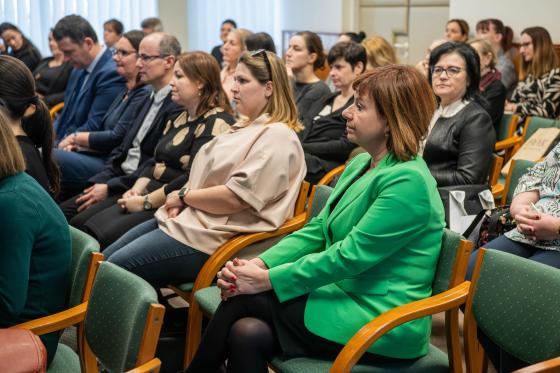 Ács Anikó alpolgármester a meghívottakkal közösen