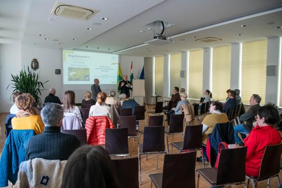 kép az előadást hallgató érdeklődőkről