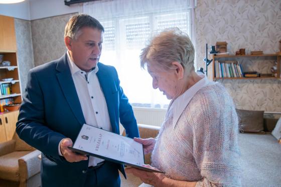 Zsombori Pálnét köszöntötte Kovács Péter polgármester kilencvenedik születésnapja alkalmából