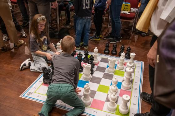 Iskolaválasztót tartottak az Erzsébetligeti Színházban, gyerekek egy sakktáblánál