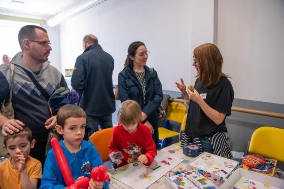 Iskolaválasztót tartottak az Erzsébetligeti Színházban, gyerekek és felnőttek egy asztal körül