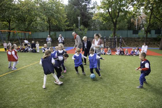 Futballrangadó a felújított Centi ovi udvarán.