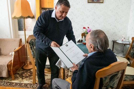 László átveszi az emléklapot Kovács Pétertől