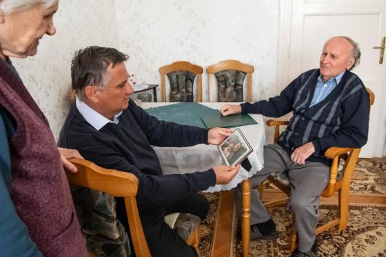 Kovács Péter fényképet néz