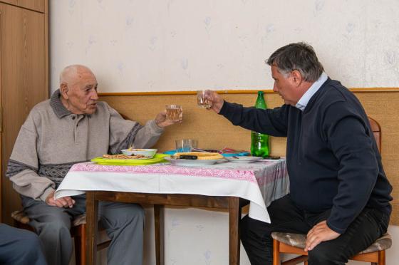 koccintás az ünnepelttel