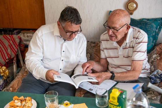Kovács Péter polgármester köszönti Schmidt Sándort