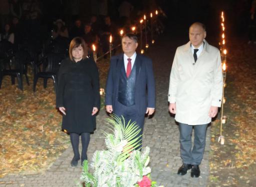 Ács Anikó alpolgármester, Kovács Péter polgármester és Szász József alpolgármester koszorúznak